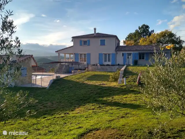 Location de Vacances France, Ardèche, Chambonas, villa - Gîte du Mas de Vignal vue de la maison avec gîte depuis l'oliveraie