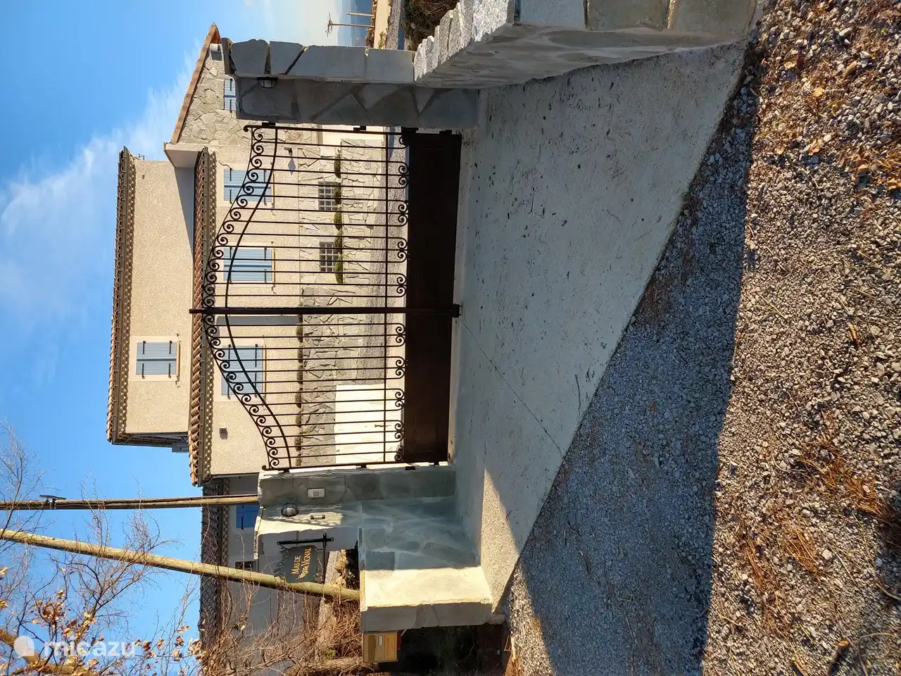 driveway with front view Mas De Vignal