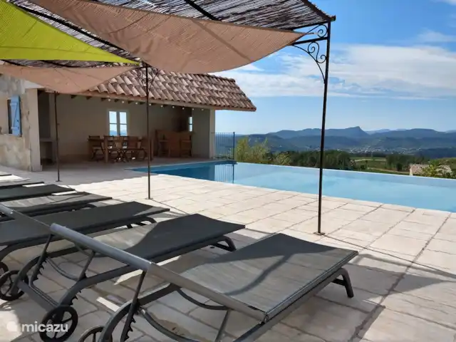 Location de Vacances France, Ardèche, Chambonas, villa - Gîte du Mas de Vignal terrasse ensoleillée à la piscine à débordement