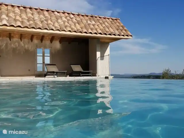 Location de Vacances France, Ardèche, Chambonas, villa - Gîte du Mas de Vignal Piscine à débordement avec vue sur la cuisine extérieure