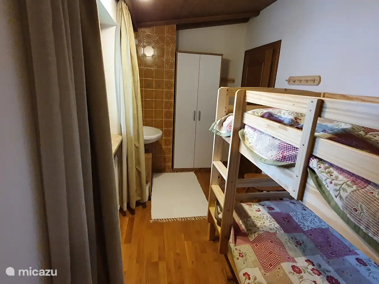 2-person room on the first floor with washbasin