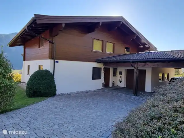 Chalet Stuhlfelden | Autriche, Salzburgerland, Stuhlfelden - chalet Le chalet à l'avant avec un grand parking, un garage et un abri d'auto