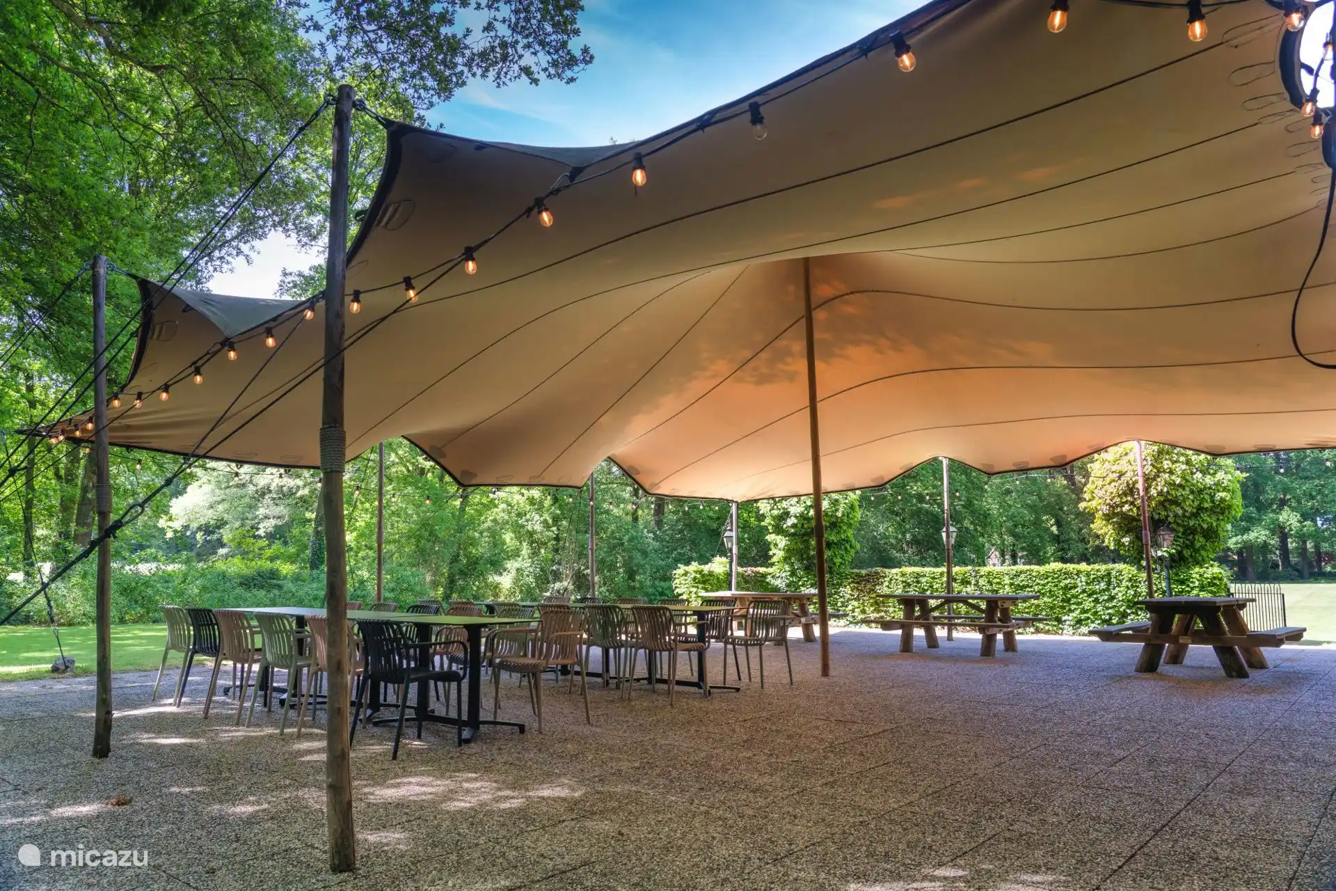 Beleuchtete Terrasse am Abend