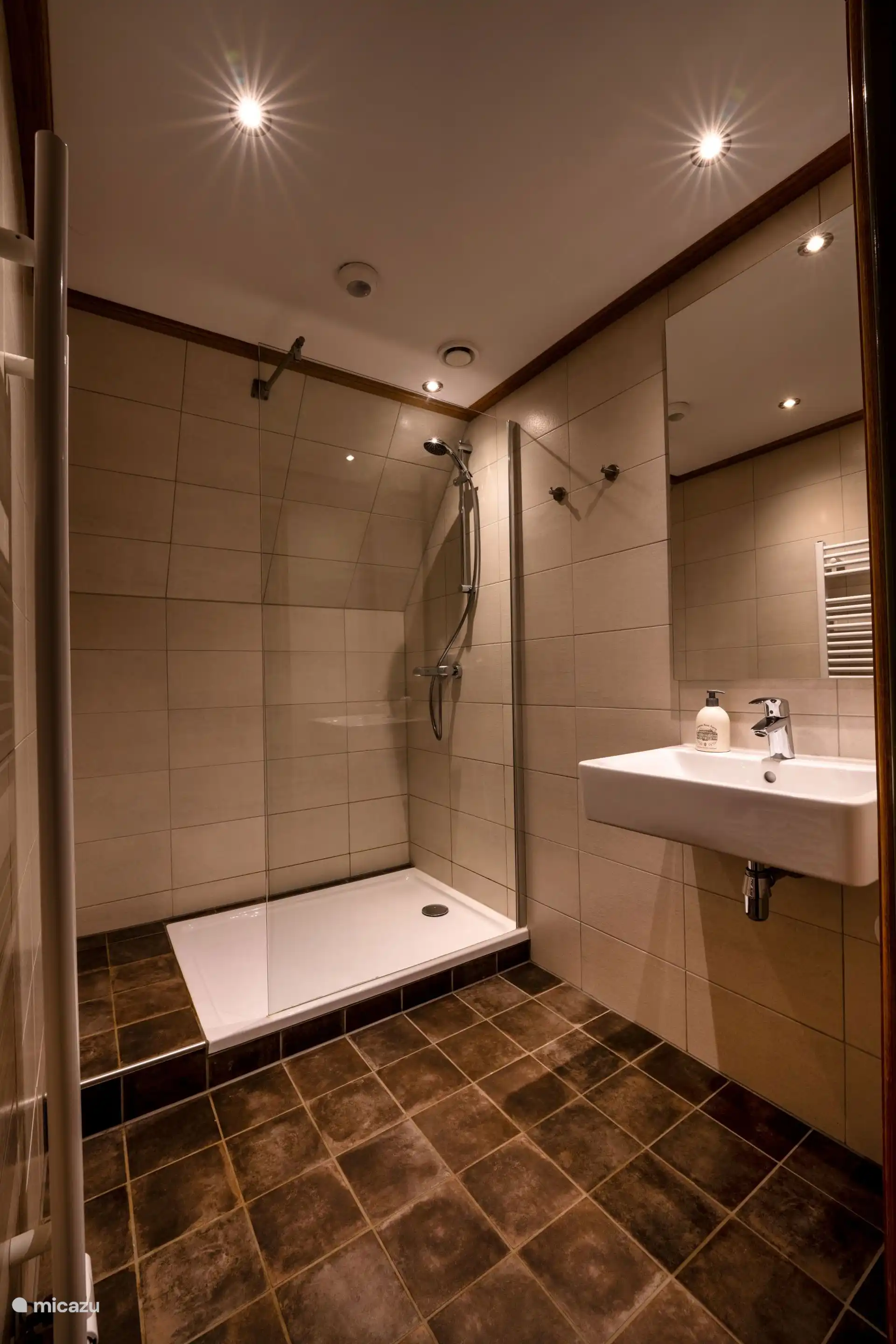 Große Anzahl von Duschen