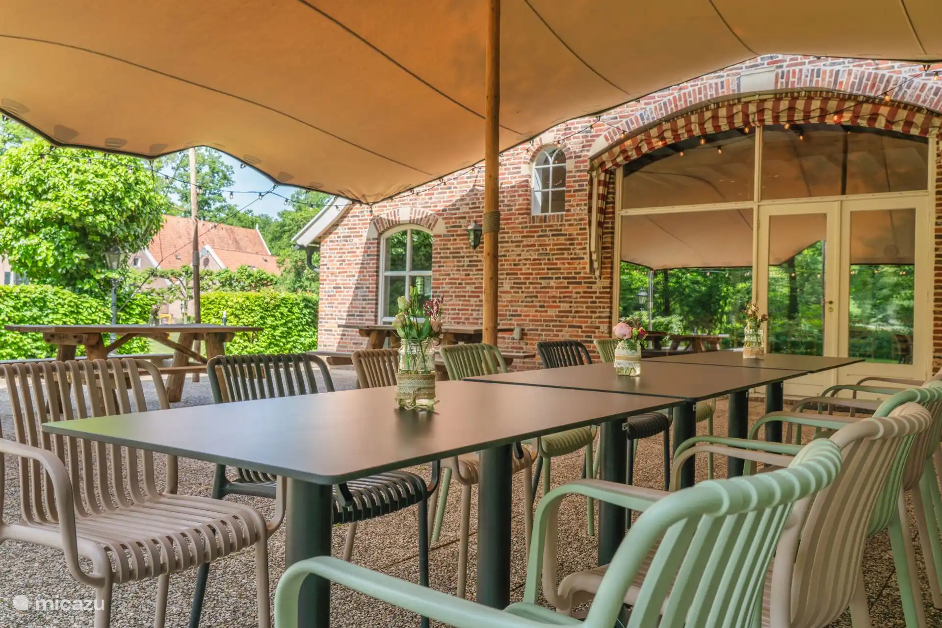 Terrasse mit vielen Gartenmöbeln und Picknickbänken