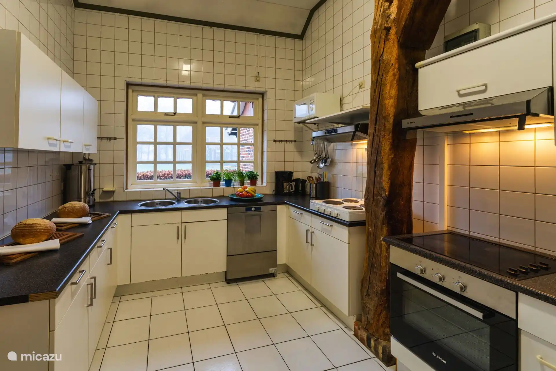 Geräumige Küche mit Catering-Geschirrspüler