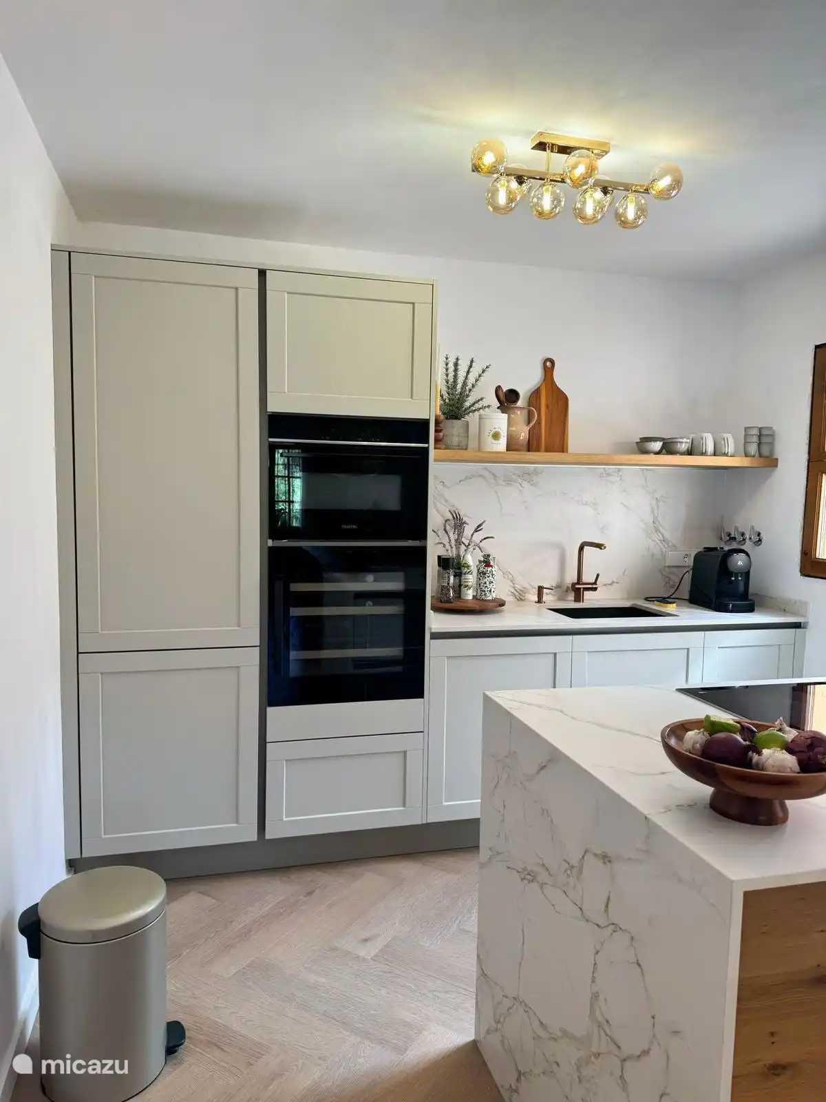 Neue Küche mit eingebautem Kühlschrank, Gefrierschrank, Siemens Geschirrspüler, Mikrowelle/Backofen, Weinkühler