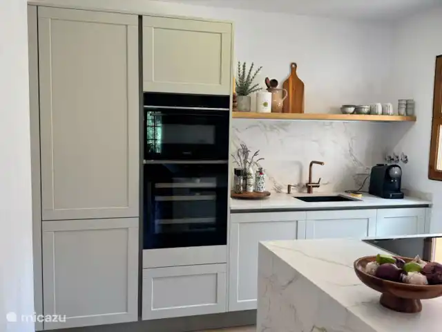 Casa Alegre huren in Spanje, Costa Brava, Calonge - vakantiehuis Nieuwe keuken met ingebouwde koelkast, diepvriezer, Siemens vaatwasser, magnetron/oven, wijnkoeler