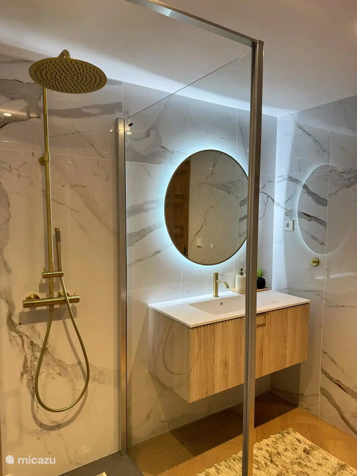 Badezimmer (2), komplett renoviert!