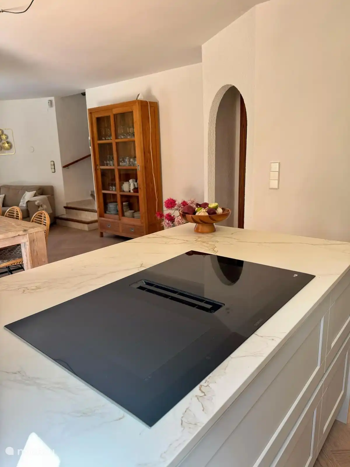 Mit Siemens Induktionskochfeld mit integrierter Absaugung.