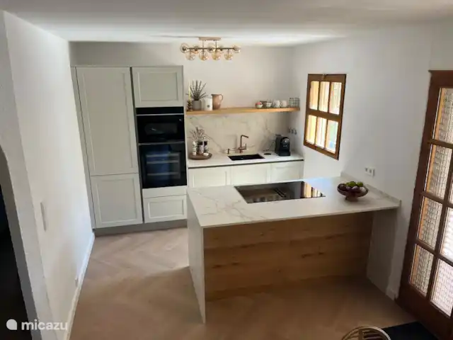 Casa Alegre huren in Spanje, Costa Brava, Calonge - vakantiehuis Prachtige nieuwe keuken met kookeiland, en uiteraard alle gewenste apparatuur!