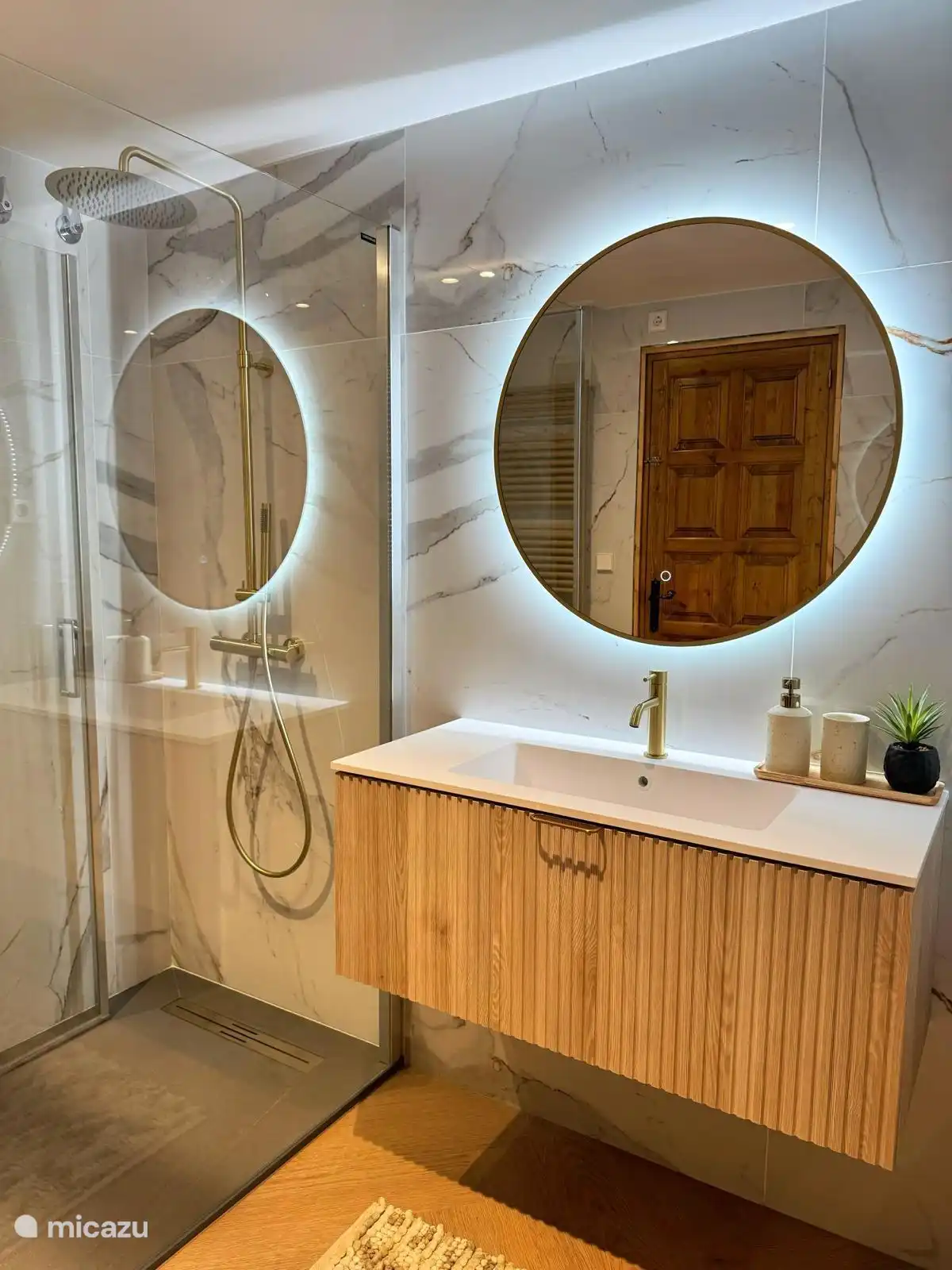 Badezimmer (2), komplett renoviert!