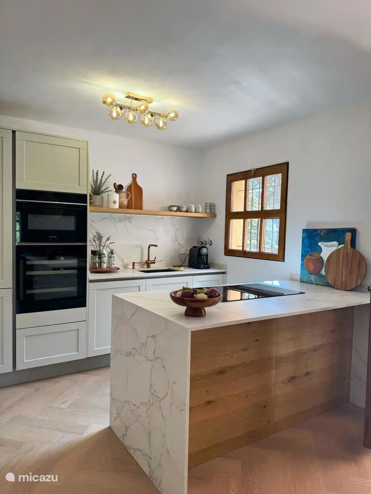 Schöne neue Küche mit Kochinsel