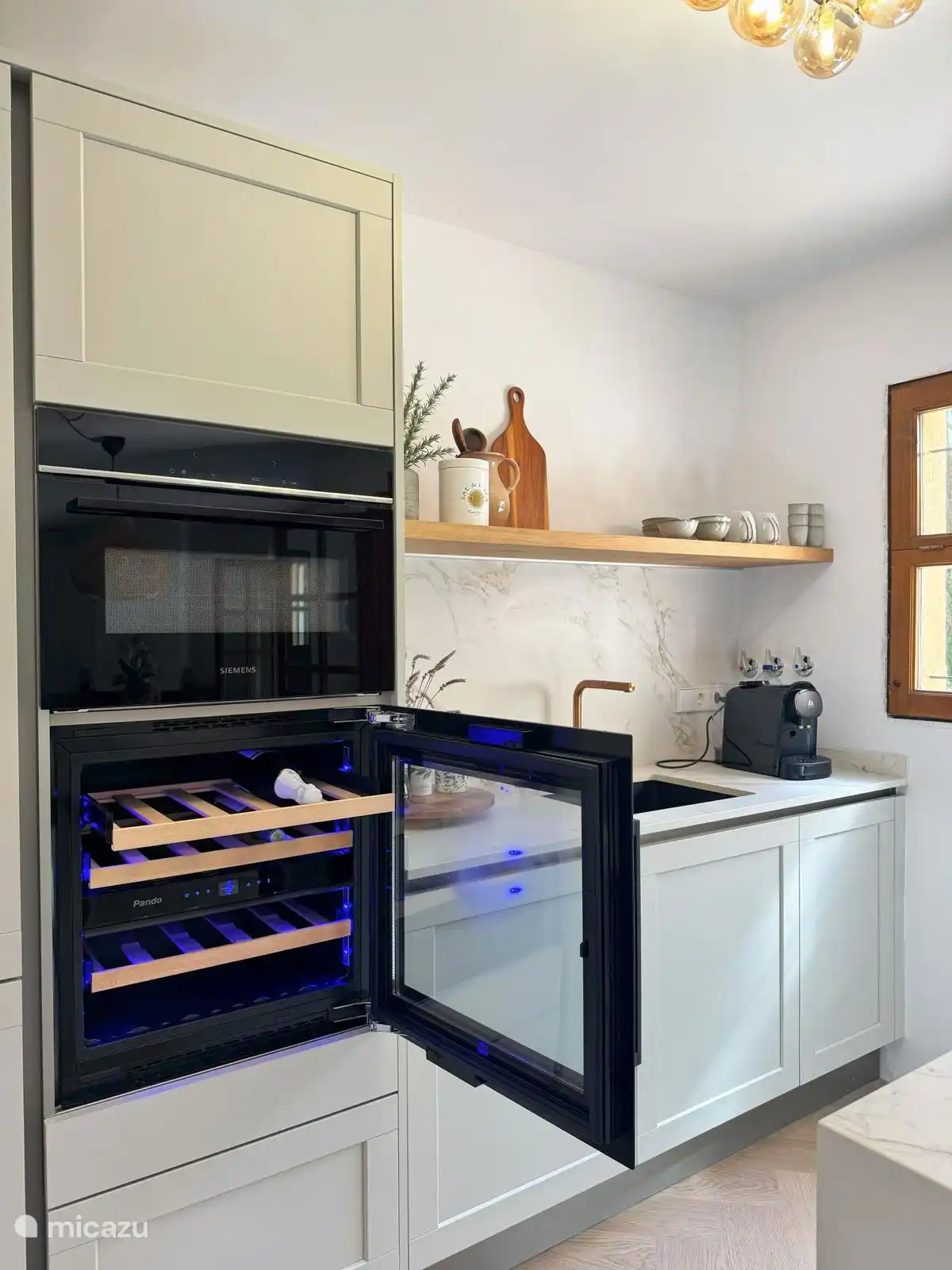 Mit Mikrowelle/Backofen und Weinkühler