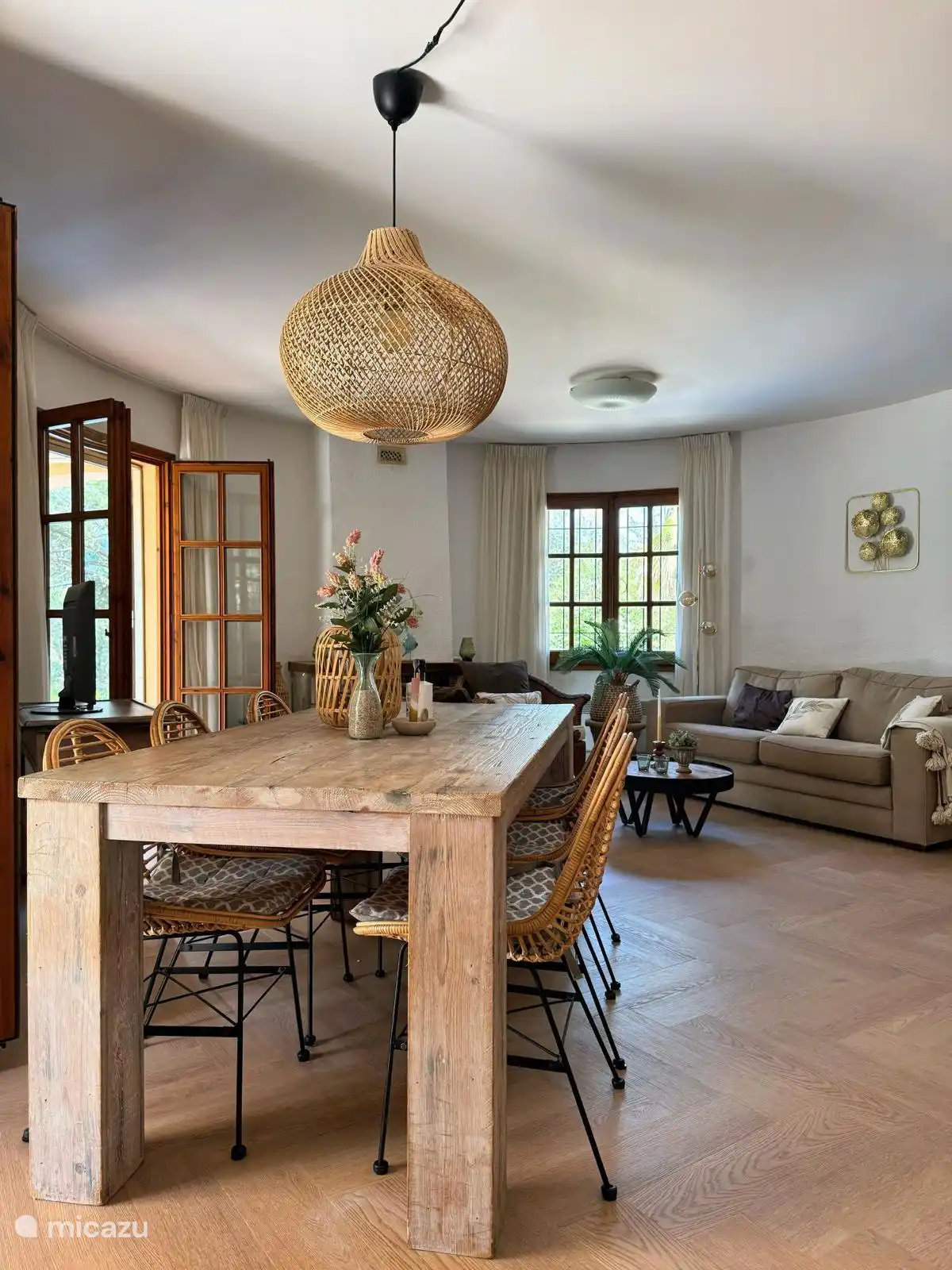 Wohnzimmer mit angrenzendem Esstisch zur neuen Küche; Neuer PVC-Fischgrätboden im ganzen Haus!