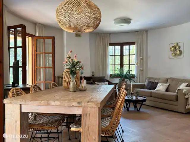 Casa Alegre huren in Spanje, Costa Brava, Calonge - vakantiehuis Woonkamer met aansluitend eettafel richting nieuwe keuken; in gehele huis nieuwe pvc-visgraat-vloer!