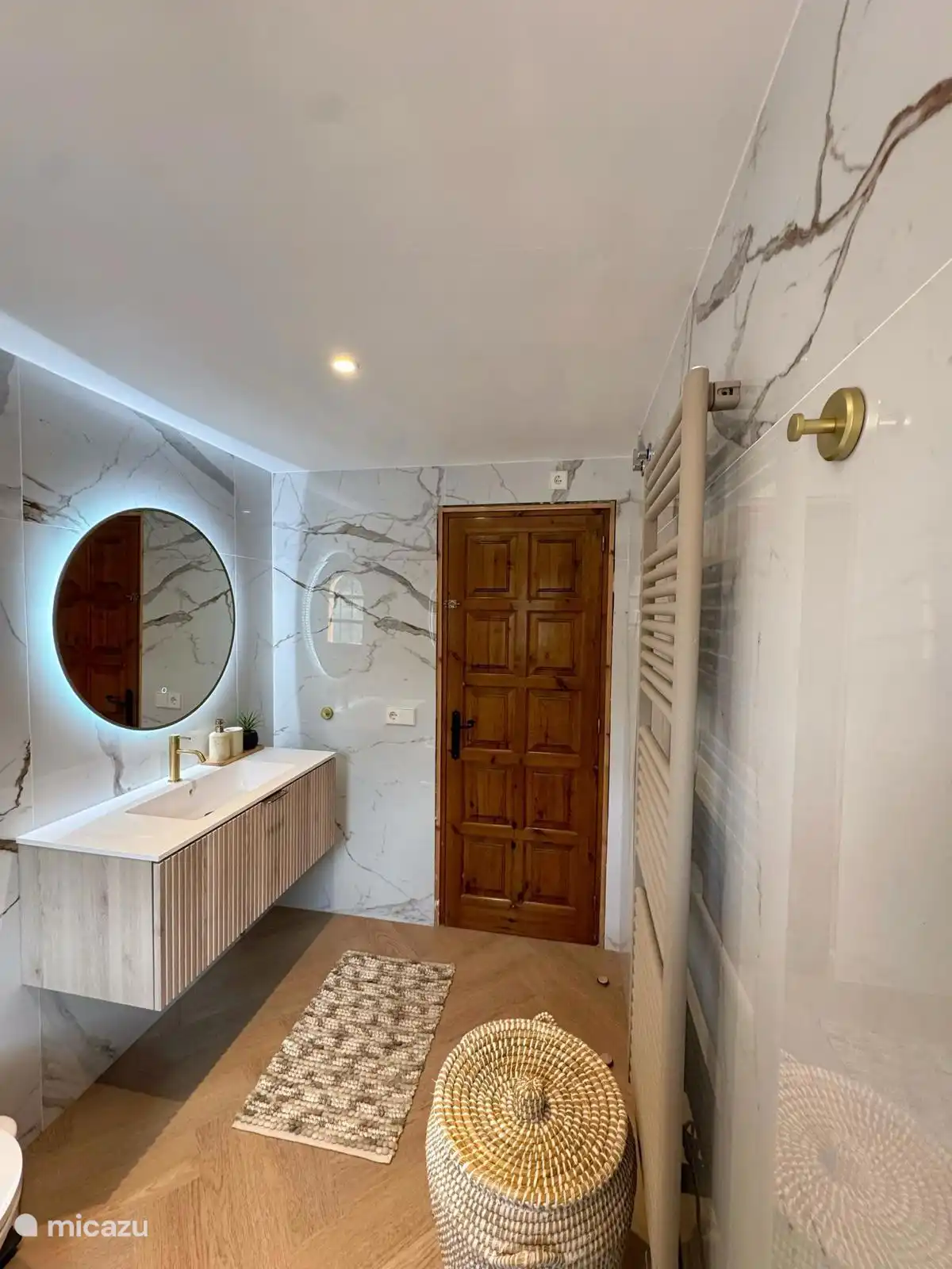 Badezimmer (1), komplett renoviert!