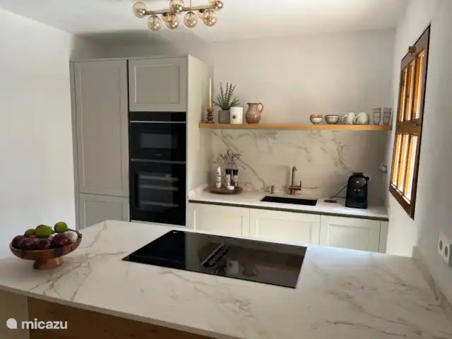 Casa Alegre huren in Spanje, Costa Brava, Calonge - vakantiehuis Nieuwe keuken met ingebouwde koelkast, diepvriezer, Siemens vaatwasser, magnetron/oven, wijnkoeler, Siemans kookplaat met geintregreerde afzuiging, l´Or koffiezetapparaat