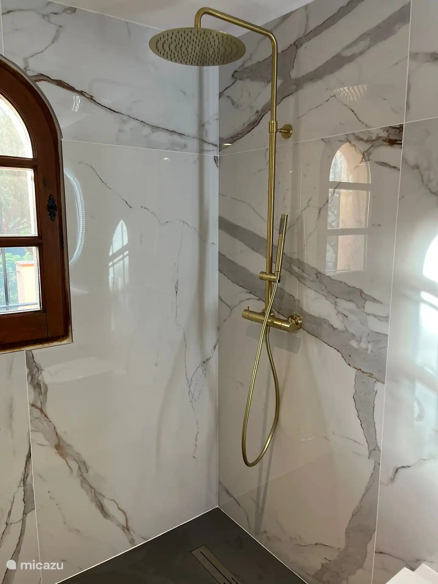 Badezimmer (1), komplett renoviert!