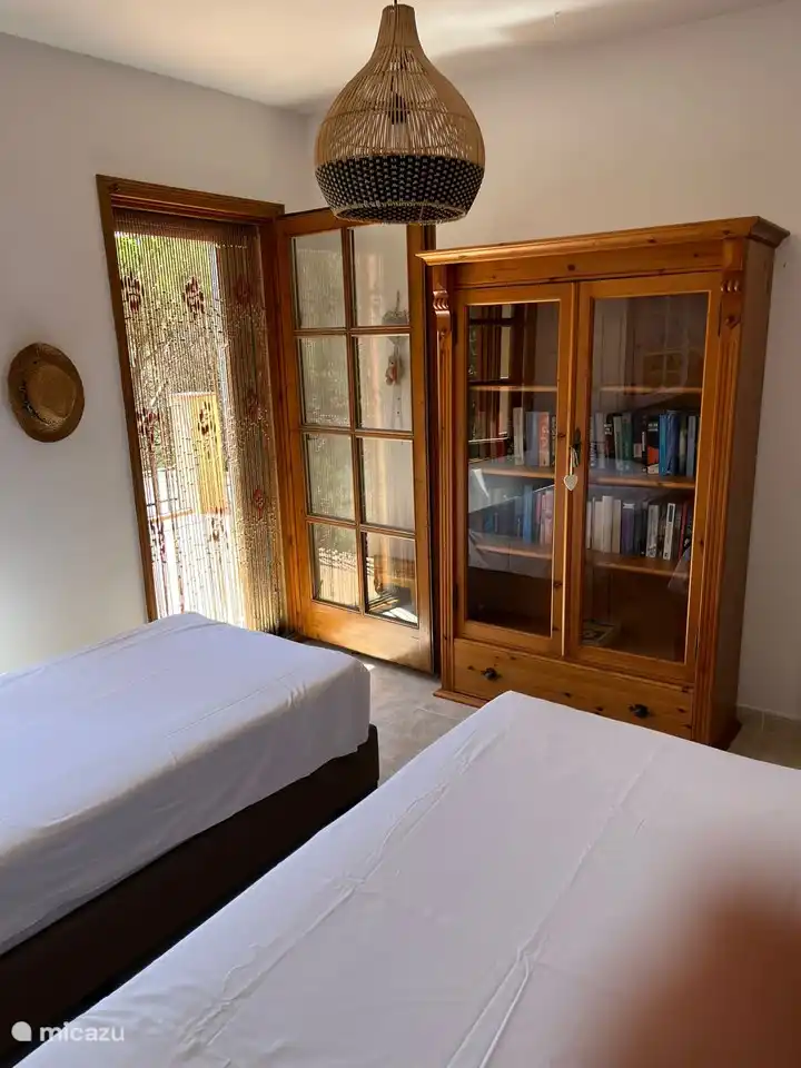 Schlafzimmer 2, Zugang zur Terrasse durch französische Türen.