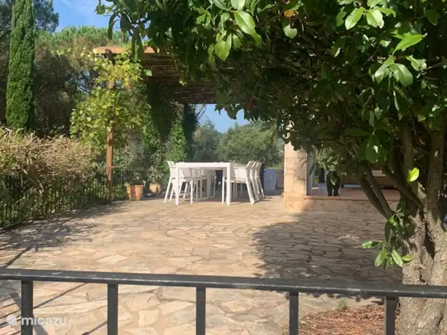Casa Alegre huren in Spanje, Costa Brava, Calonge - vakantiehuis Groot terras, gedeelte overdekt met pergola.