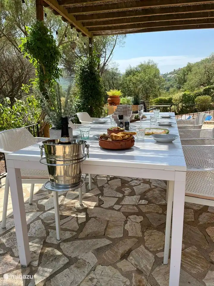 Großer Terrassentisch.