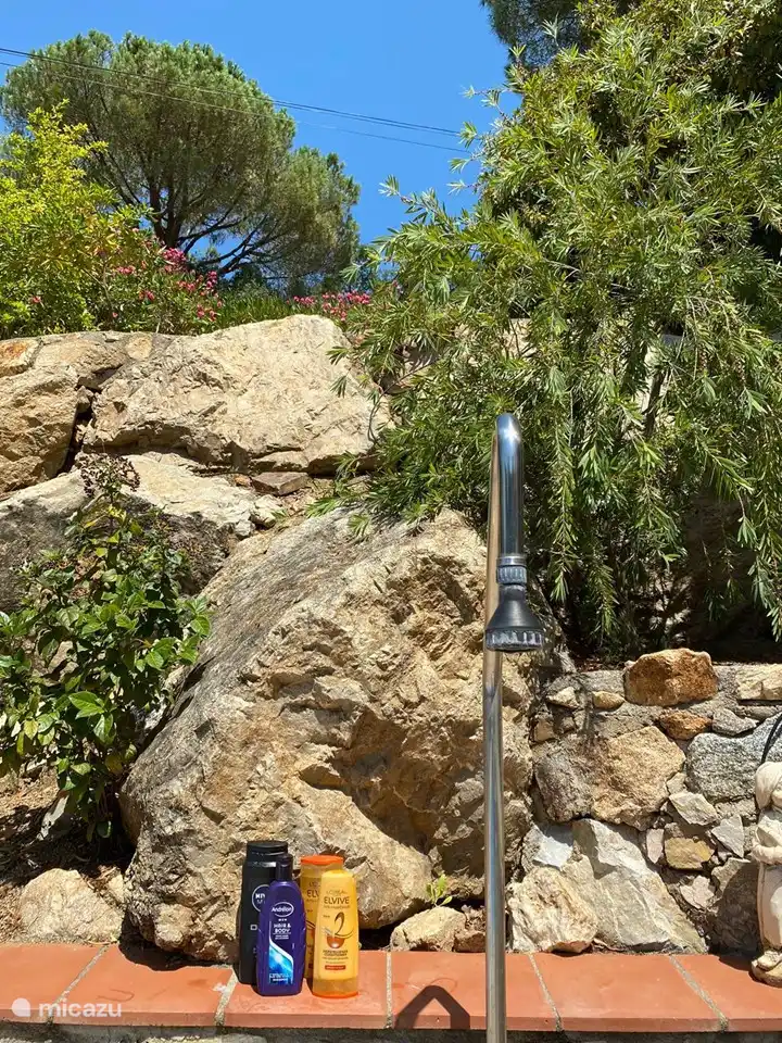 Außendusche am Pool.