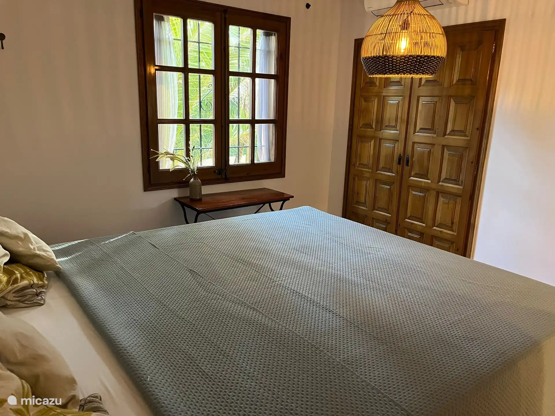 Schlafzimmer(3) mit Boxspringbetten in Hotelqualität (2 Personen) und angrenzendem Badezimmer(2).