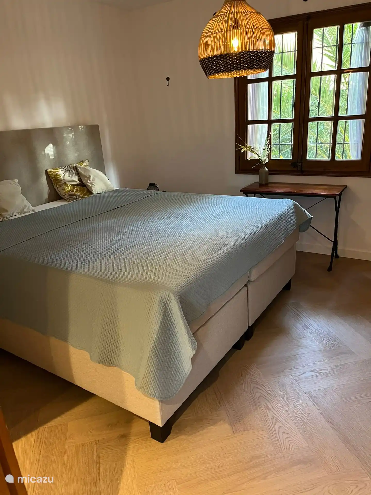 Schlafzimmer(3) mit Boxspringbetten in Hotelqualität (2 Personen) und angrenzendem Badezimmer(2).
Mit neuem PVC-Fischgrätboden!