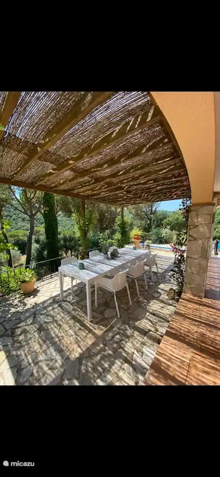 Große Terrasse mit Pergola bedeckt (2.Teil mit schönen großen Terrasse Esstisch)