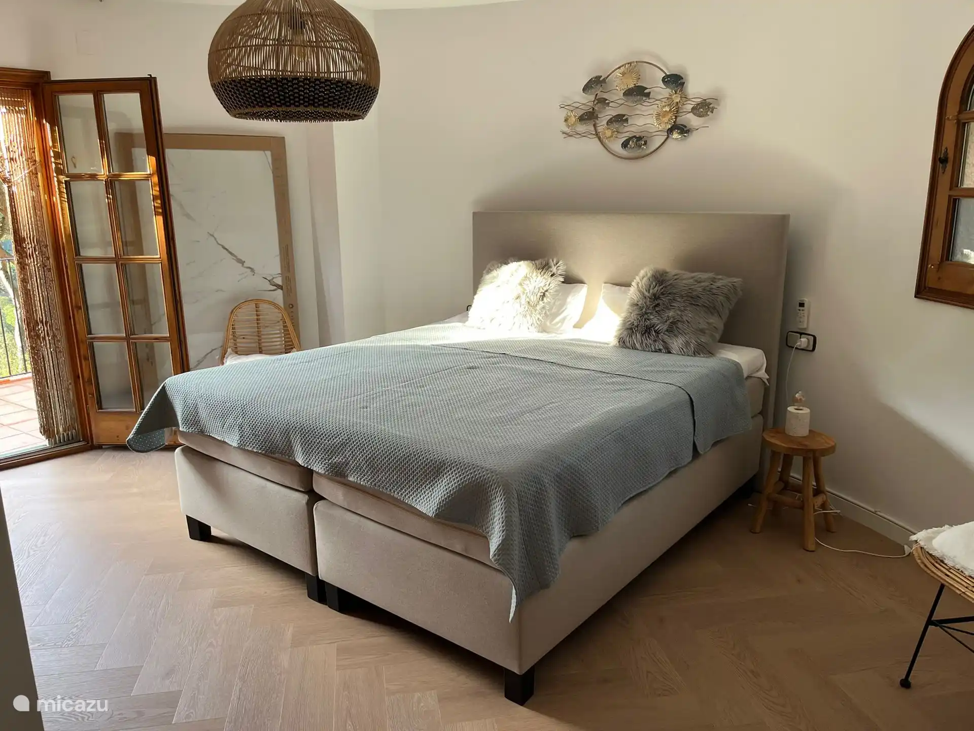 Schlafzimmer(1) mit Boxspringbetten in Hotelqualität, (2 Personen).
Mit neuem PVC-Fischgrätboden!