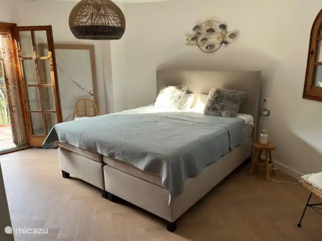 Casa Alegre huren in Spanje, Costa Brava, Calonge - vakantiehuis Slaapkamer(1) met boxsprings van hotelkwaliteit, (2persoons).
Met nieuwe pvc visgraat-vloer!