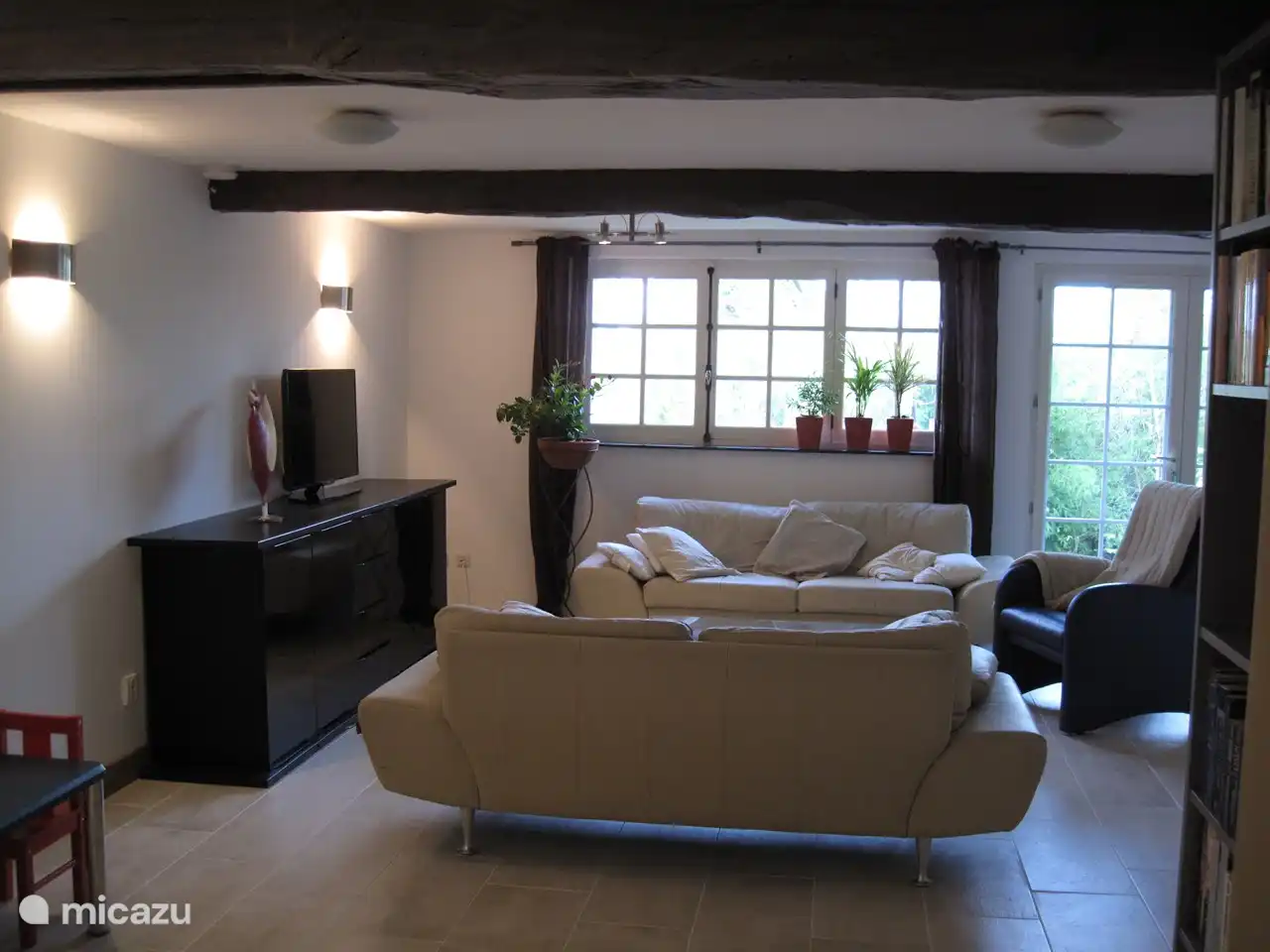 Spacious sitting room with Dutch satellite TV