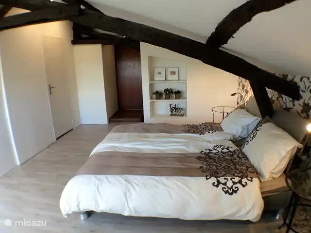 Le Blaireau | France, Gers, Gaujan - maison de vacances La chambre principale avec la porte de la salle de bain en suite