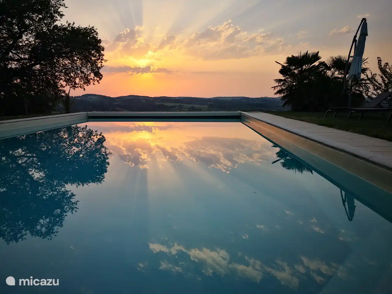 After a nice meal by the pool, enjoy the sunset