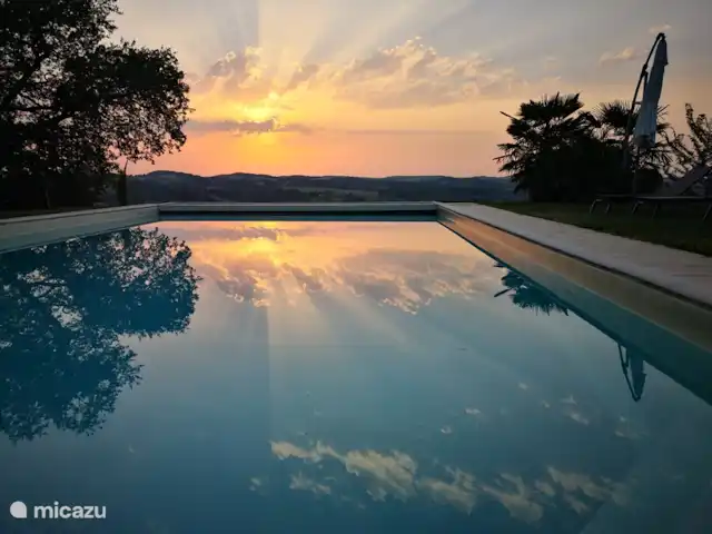 Le Blaireau | France, Gers, Gaujan - maison de vacances Après un bon repas au bord de la piscine, profitez du coucher de soleil
