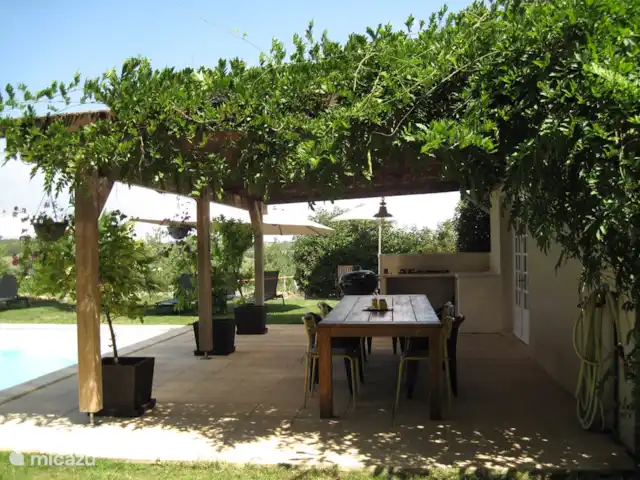 Le Blaireau | France, Gers, Gaujan - maison de vacances Terrasse ombragée au bord de la piscine