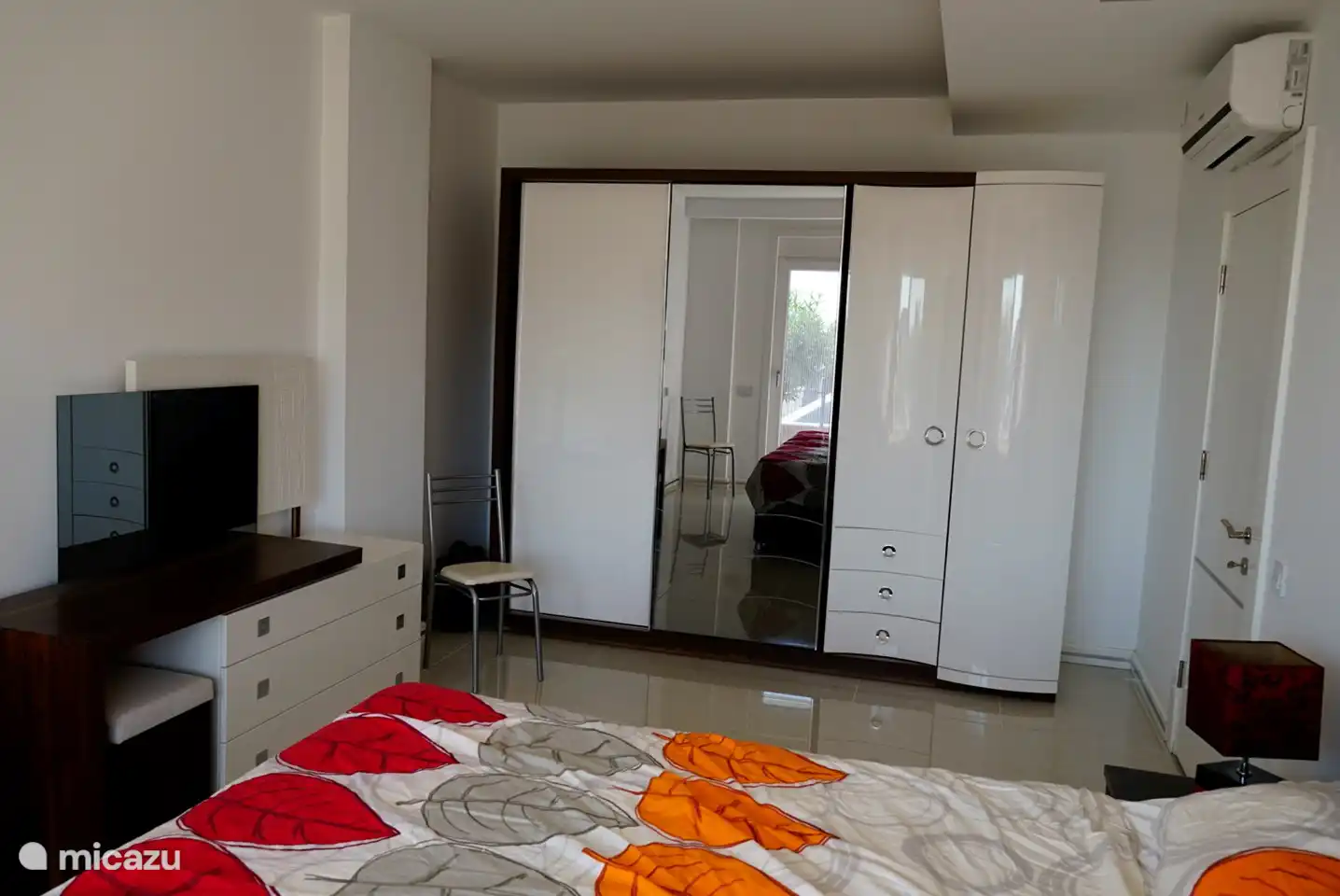 Hauptschlafzimmer mit großem Kleiderschrank, Kommode und eigenem Bad 