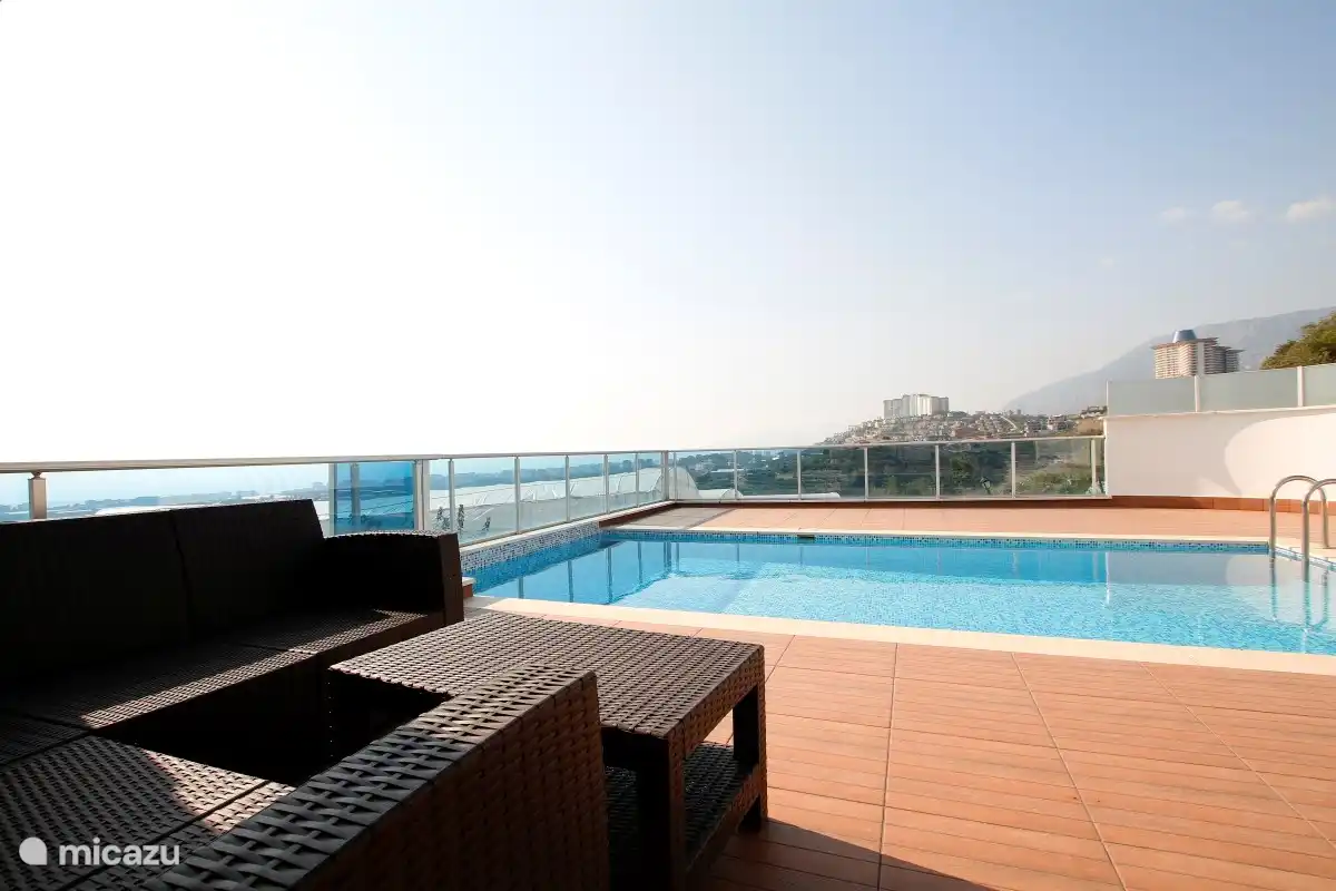 Blick auf das Mittelmeer vom Wohnzimmer und der Terrasse aus
