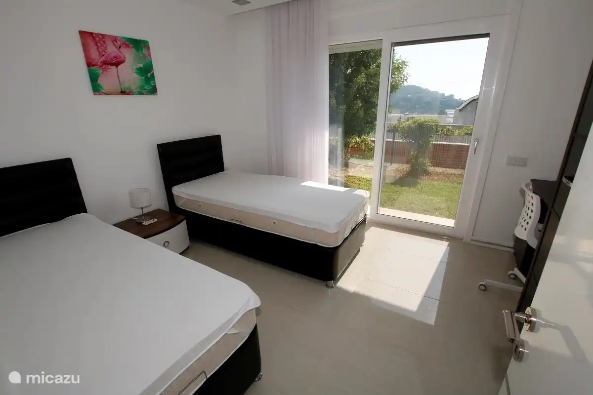 Schlafzimmer 3 mit 2 Einzelbetten (die Sie auch zusammenschieben können), Kleiderschrank und Schreibtisch.