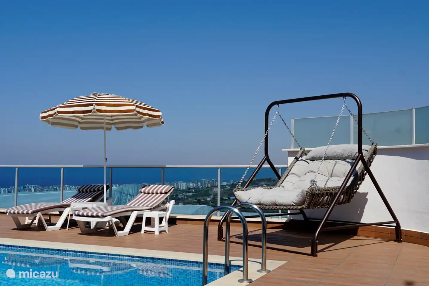 Auf der Terrasse: 
Schicke Lounge-Schaukel, Sonnenliegen und Meerblick