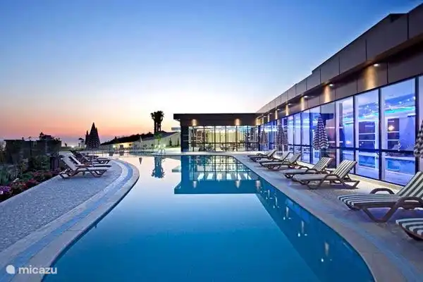 Außenpool 1 mit kostenlosen Liegestühlen