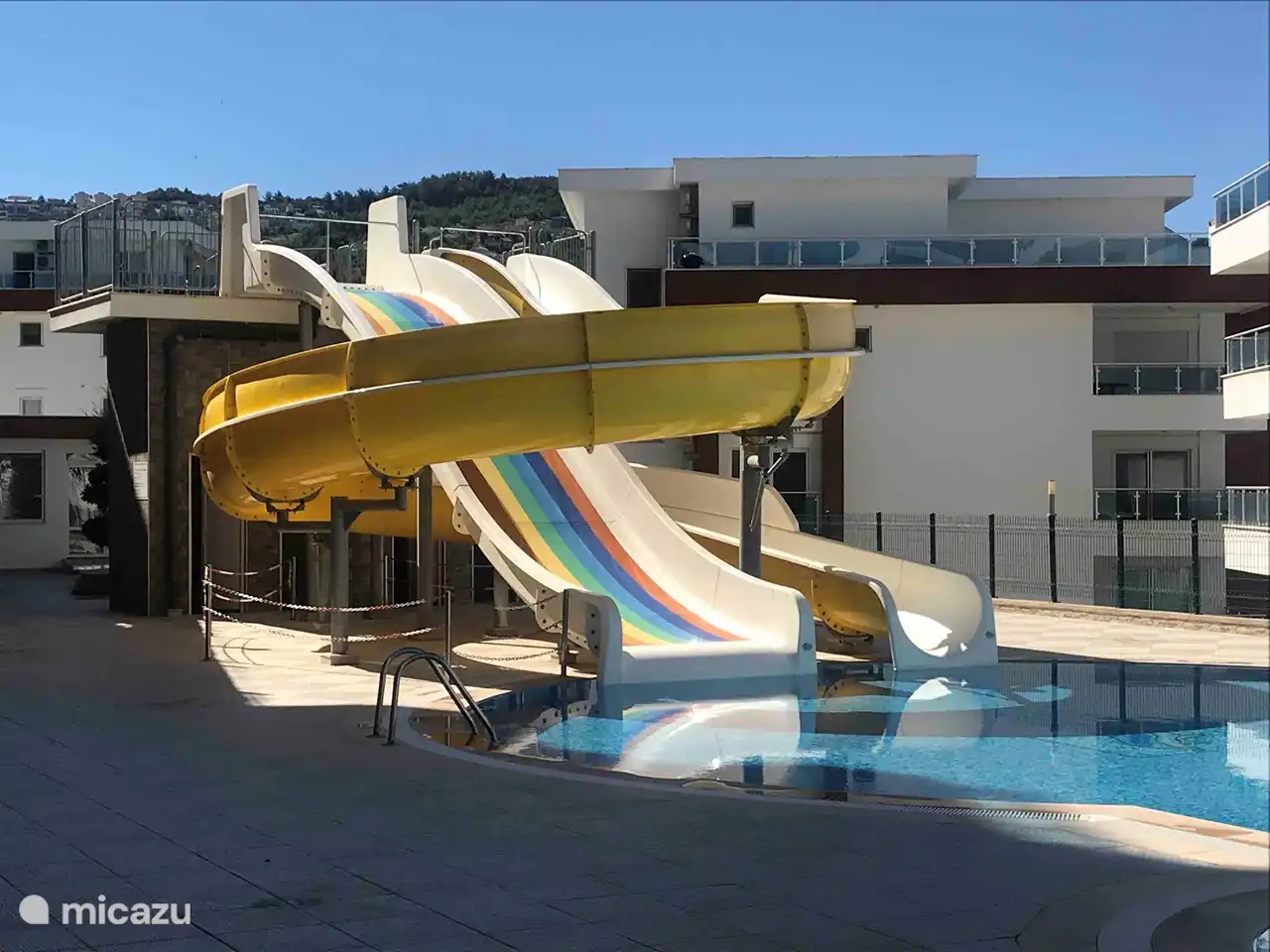 Schwimmbad 2 mit kostenlosen Rutschen und Liegestühlen