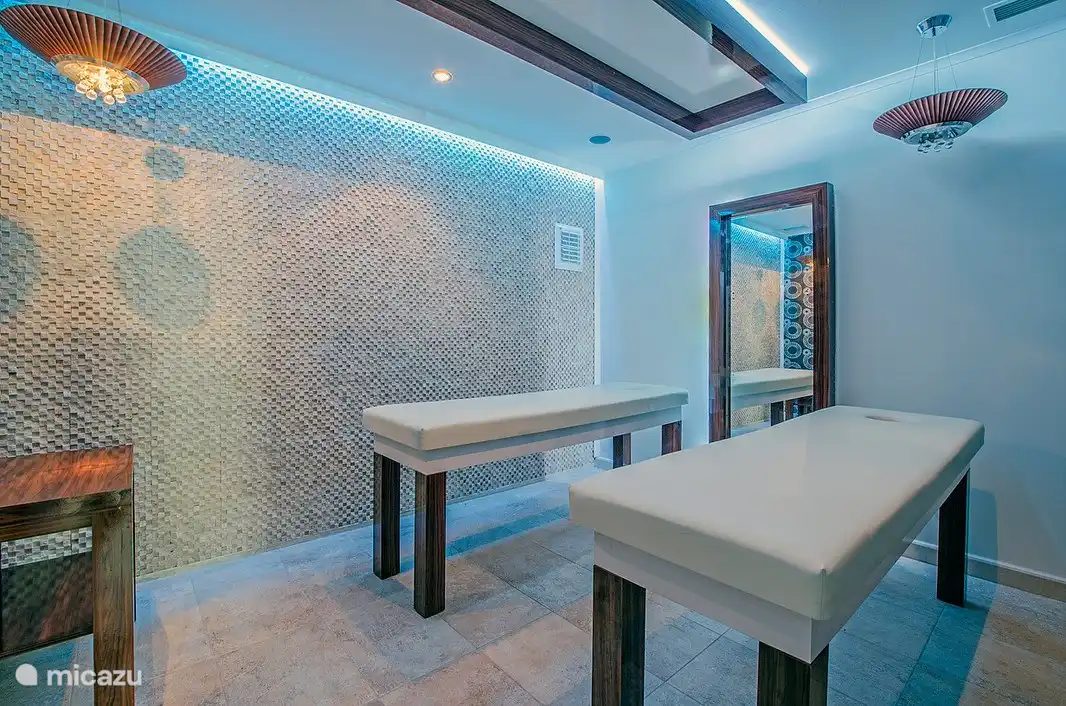 Massagebänke im Hamam, ein Masseur kann gegen Gebühr gebucht werden.