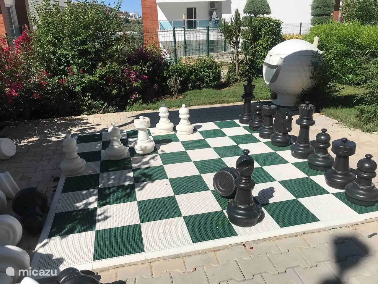 Kostenlose Nutzung des großen Schachbretts in den allgemeinen Gärten