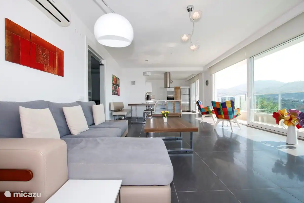 Durchsichtiges Wohnzimmer und Küche