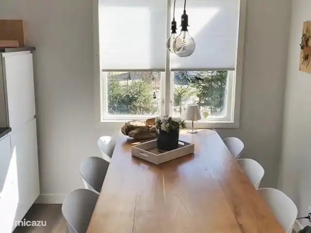Location de Vacances Suède, Värmland, Nykroppa, maison de vacances - Maison GWEN en lac +service complet Une table spacieuse où 6 convives peuvent s'asseoir.