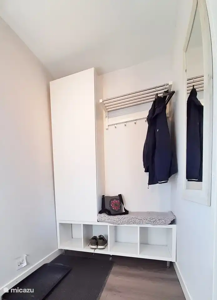 Ein übersichtlicher geräumiger Kleiderschrank im Eingangsbereich