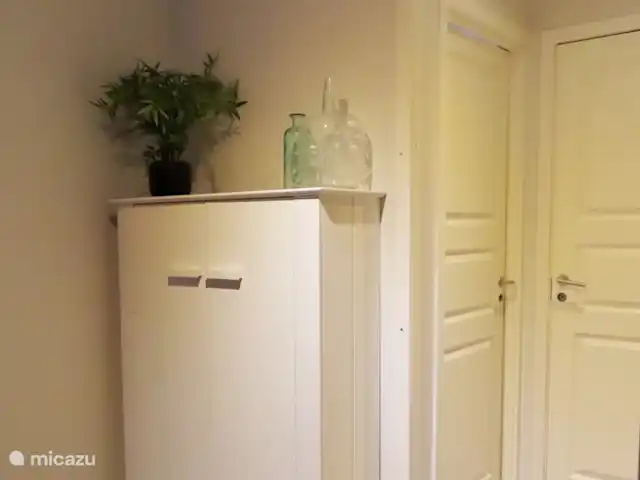 Location de Vacances Suède, Värmland, Nykroppa, maison de vacances - Maison GWEN en lac +service complet Un hall suivi de la cuisine ouverte et du salon et des portes des chambres et de la salle de bain