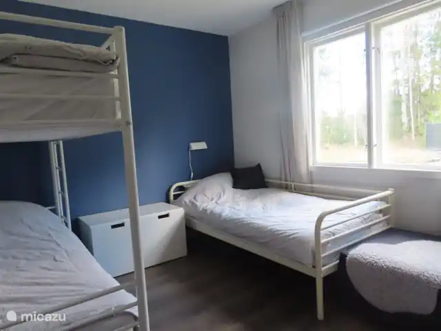 Location de Vacances Suède, Värmland, Nykroppa, maison de vacances - Maison GWEN en lac +service complet L'autre chambre a 1 lit superposé et 1 lit simple. Un lit pliant peut être placé pour la 6ème personne. Cette chambre est également décorée avec des couleurs et des matériaux modernes.